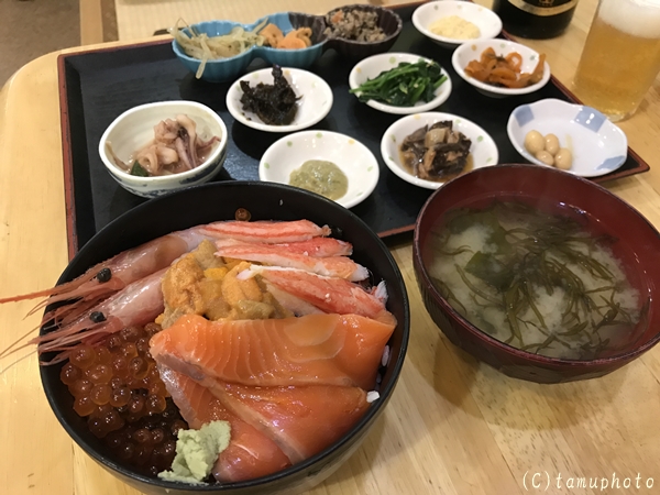 函館朝市 どんぶり横丁 最強コスパ 海鮮丼に小皿料理が10品ほど付く 朝市の味処 茶夢 旅は写真と好奇心と共に